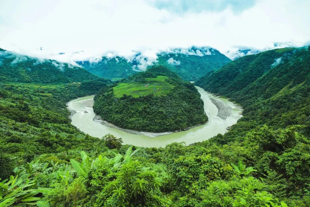 果果塘景區(qū)，宛如一顆鑲嵌在雅魯藏布江畔的璀璨明珠，其標志性的大拐彎如同大自然最精致的筆觸，180度的優(yōu)雅回旋，勾勒出一幅動人心魄的山水長卷。（圖源：墨脫文旅）