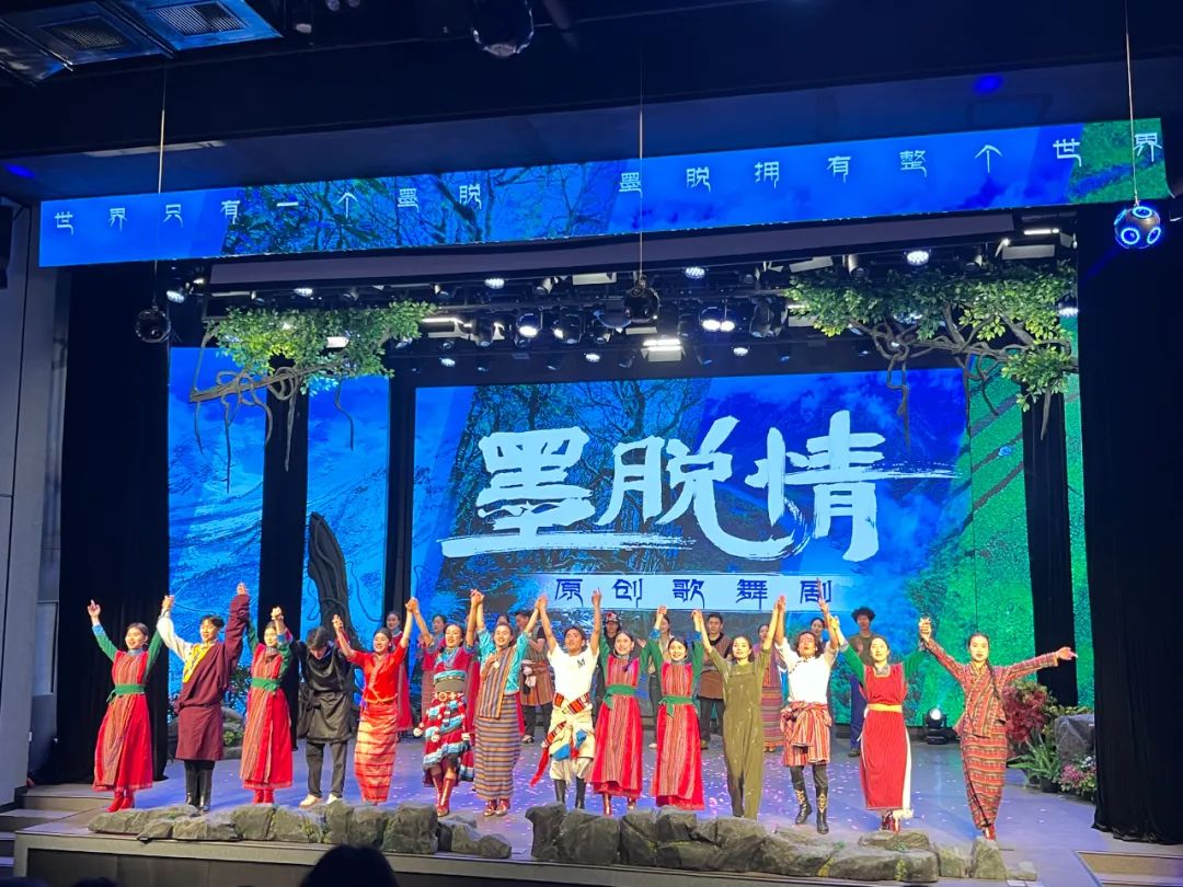 佛山的千里之外也有一座與佛山瓊花劇院同名的墨脫瓊花劇場，充分展現(xiàn)“佛墨一家親”的山海情緣。（蔡彥栩/攝）