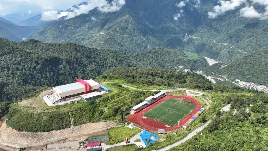 墨脫綜合體育館及標準足球場。佛山援墨工作組持續(xù)推動援藏工作在促進民族“三交”上發(fā)力。（佛山援墨工作組供圖）