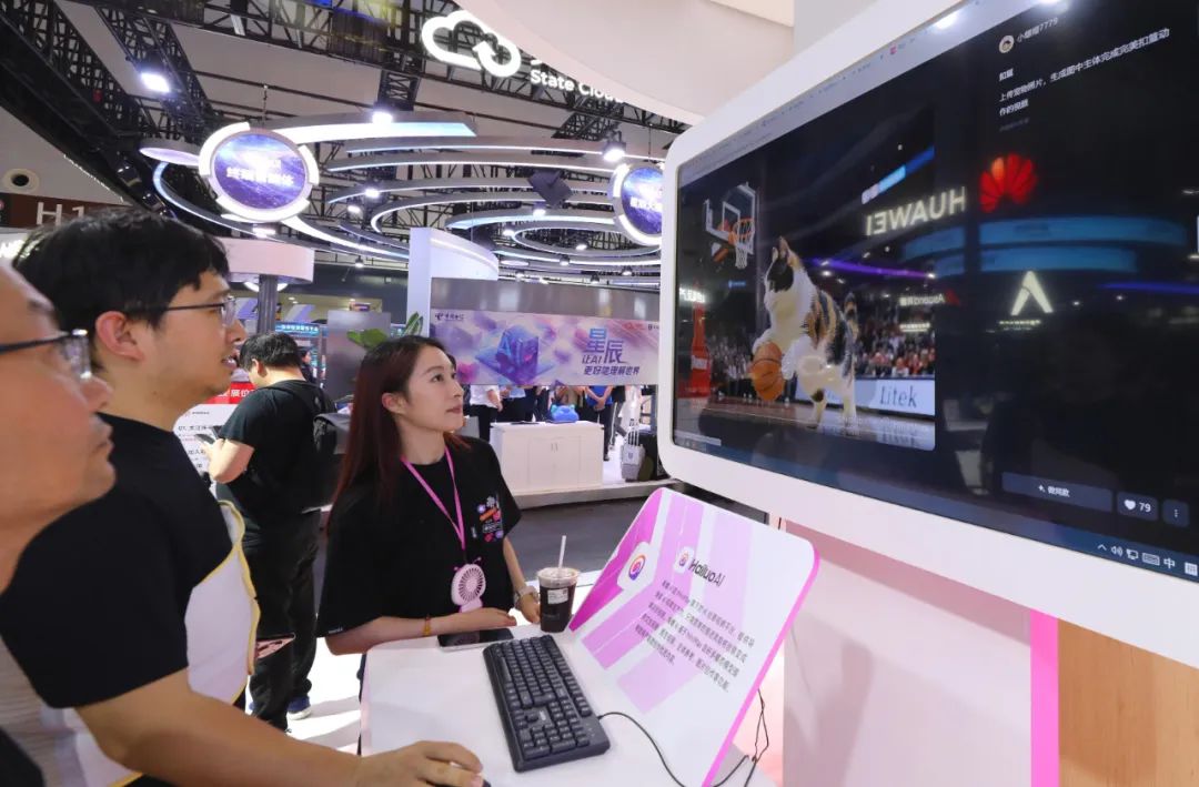 在2025世界人工智能大會上，參觀者在展覽現(xiàn)場體驗AI輔助的創(chuàng)意視頻制作。圖源：新華社