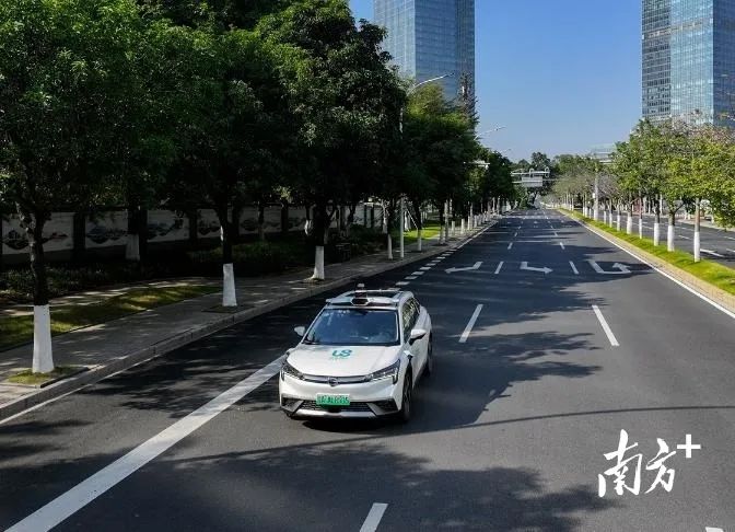 文遠(yuǎn)知行自動駕駛出租車正在廣州生物島上進(jìn)行測試。