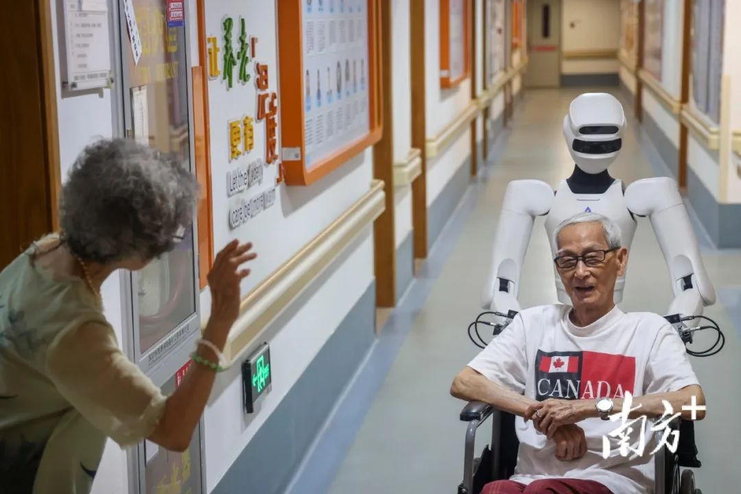 在深圳市養(yǎng)老護(hù)理院，星塵智能的AI機器人助理AstribotS1在服務(wù)老人。