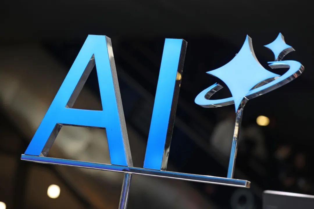 2025年世界移動通信大會上拍攝的人工智能標(biāo)志。圖源：新華社