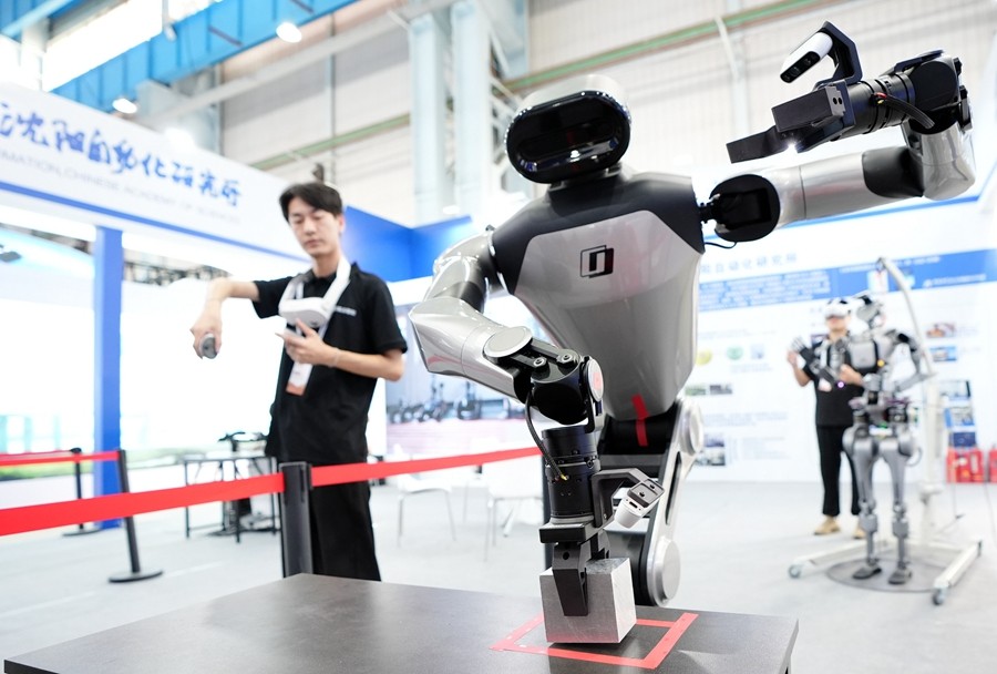 9月5日，在遼寧省沈陽市的2025全球工業(yè)互聯(lián)網(wǎng)大會(huì)的展覽區(qū)現(xiàn)場，中國科學(xué)院沈陽自動(dòng)化研究所的機(jī)器人工程師在調(diào)試具身智能操作系統(tǒng)。新華社記者 李鋼 攝