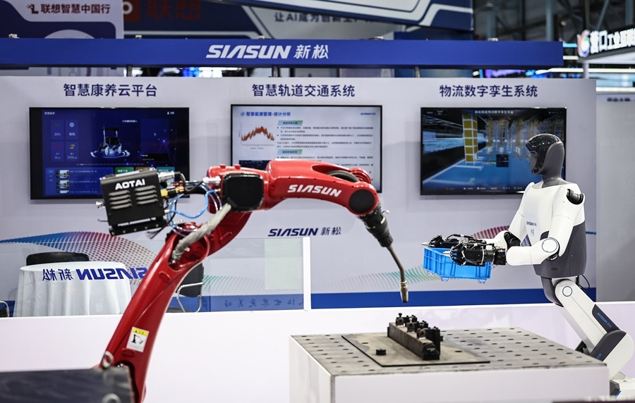 9月6日在2025全球工業(yè)互聯(lián)網(wǎng)大會(huì)展覽區(qū)展示的機(jī)器人。新華社記者 潘昱龍 攝