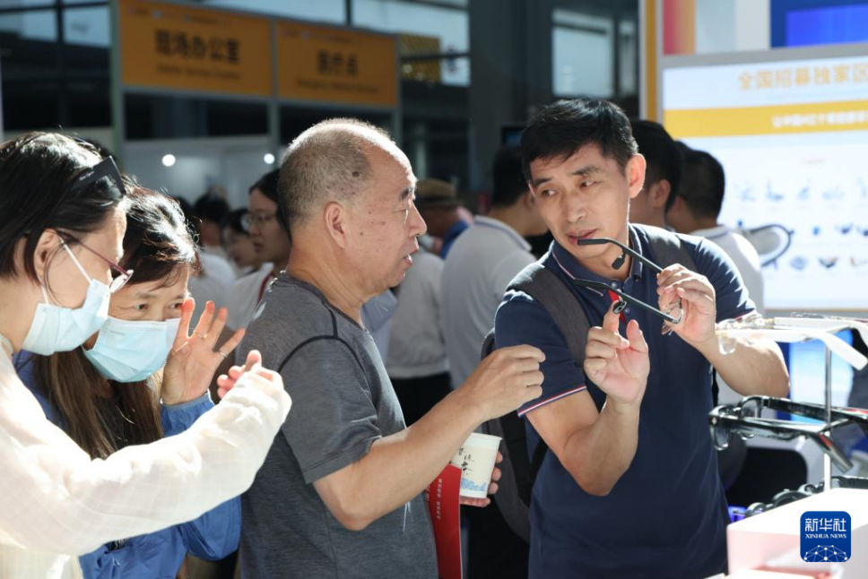 觀眾在展會現(xiàn)場了解AI智能眼鏡。新華社記者梁旭 攝