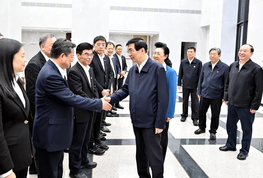 11月21日至23日，中共中央政治局常委、全國政協(xié)主席王滬寧在廣東深圳、惠州調(diào)研。這是11月21日，王滬寧到深圳市政協(xié)機關(guān)調(diào)研，并看望在深圳市的全國政協(xié)委員和政協(xié)機關(guān)干部。新華社發(fā)